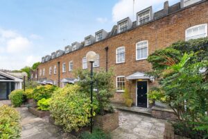 4 Bedroom House for Sale in Greens Court Lansdowne Mews W11