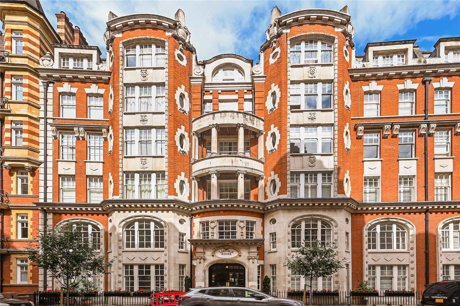 3 Bedroom Flat / Apartment to Rent in Basil Street London SW3